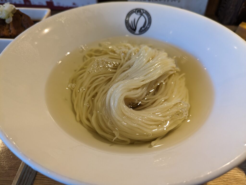 鶴舞屋濃厚えび汁昆布水つけ麺の丼顔