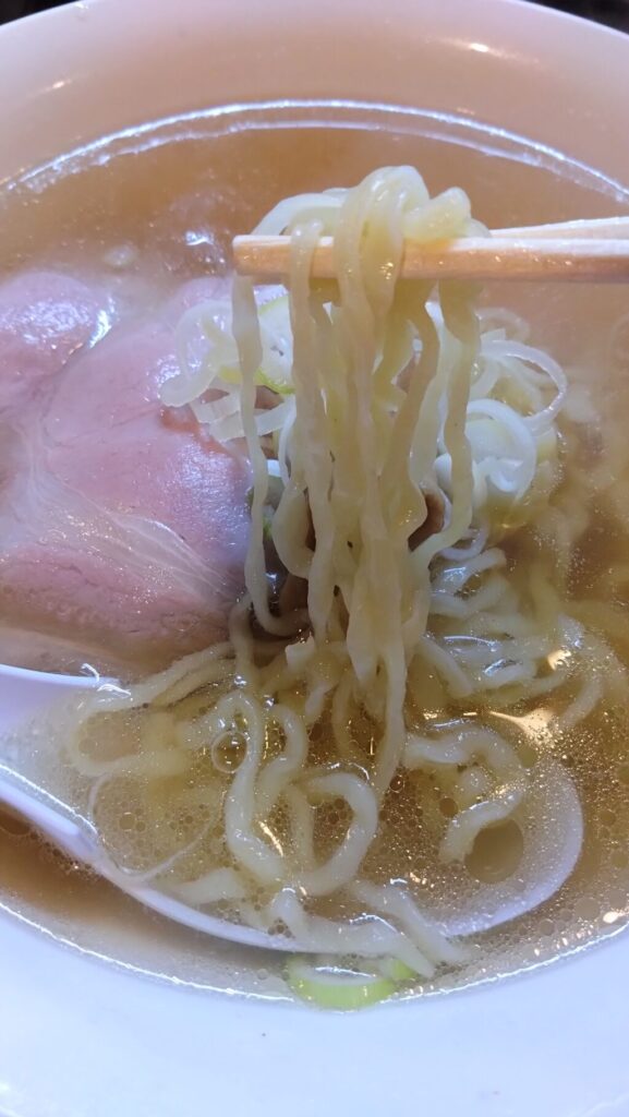 伊吹いりこと鰹のらーめんの麺の様子