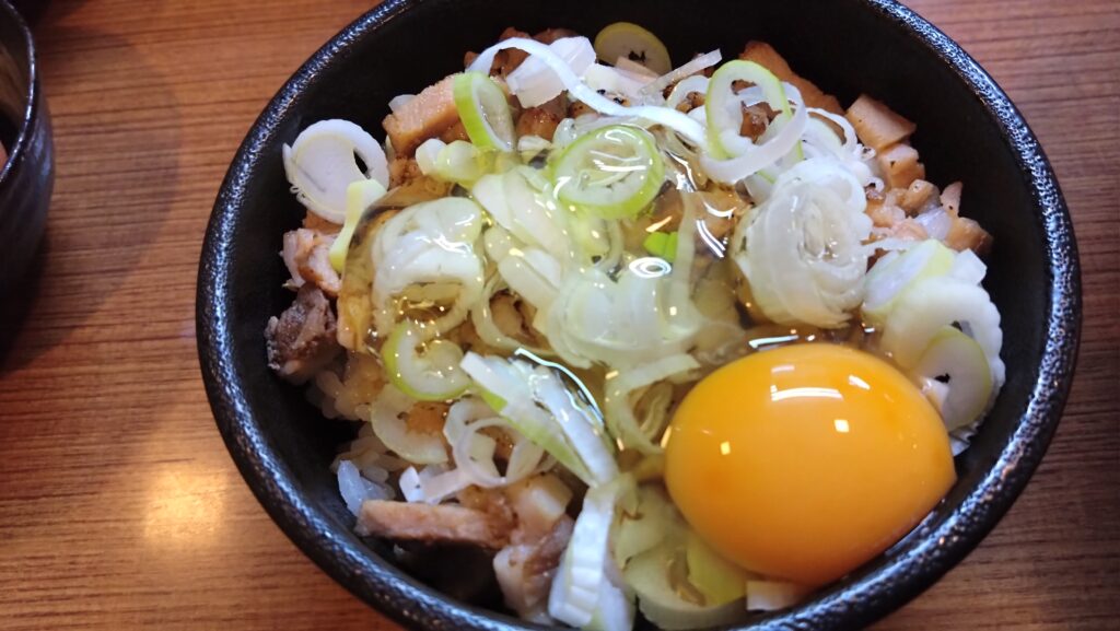 チャーシュー丼の様子