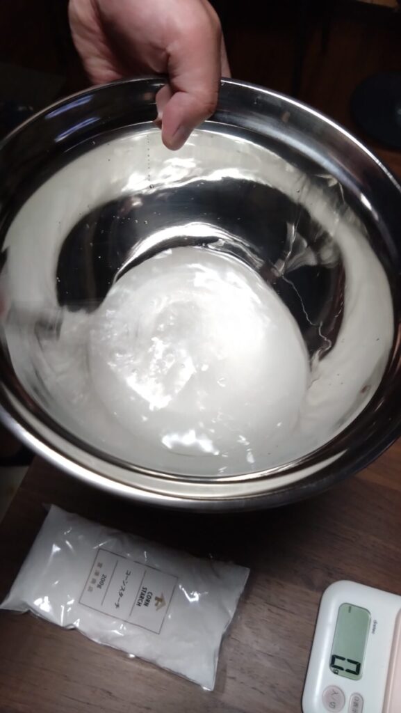 塩とかん水を水に入れる