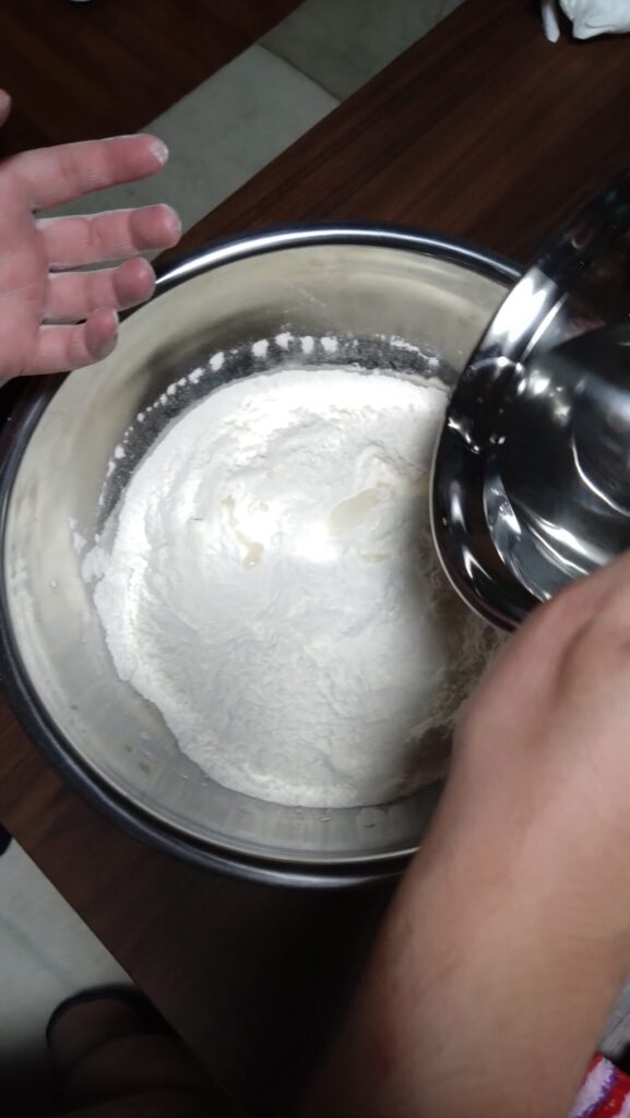 水を少しずつ加えて水回しを行う