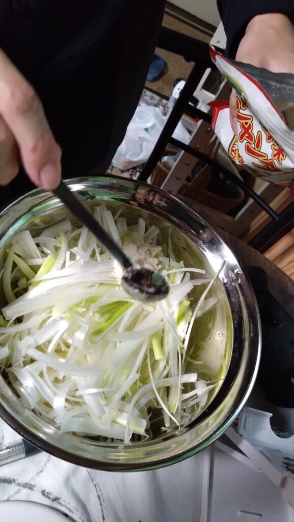ネギに創味シャンタンを投入