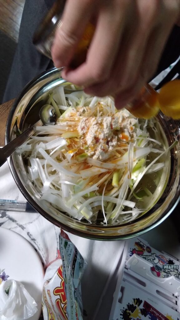 ネギにごま油を入れる