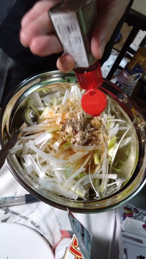 ネギにコショウを入れる