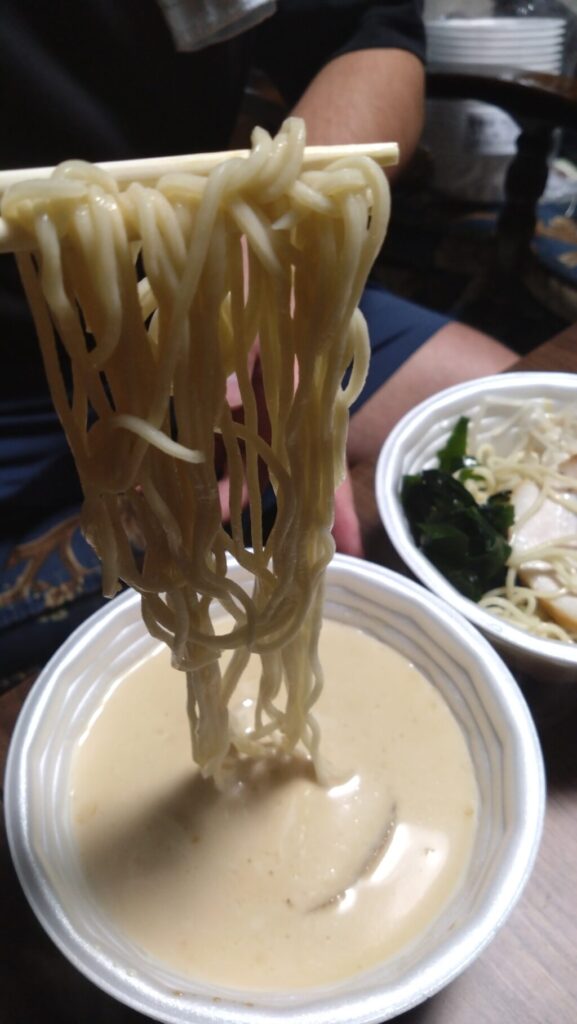 つけ麺を食べる様子
