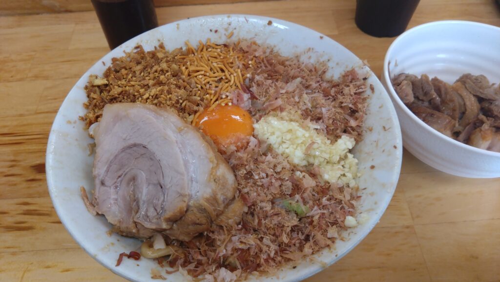 ハイマウントMのまぜそば丼顔