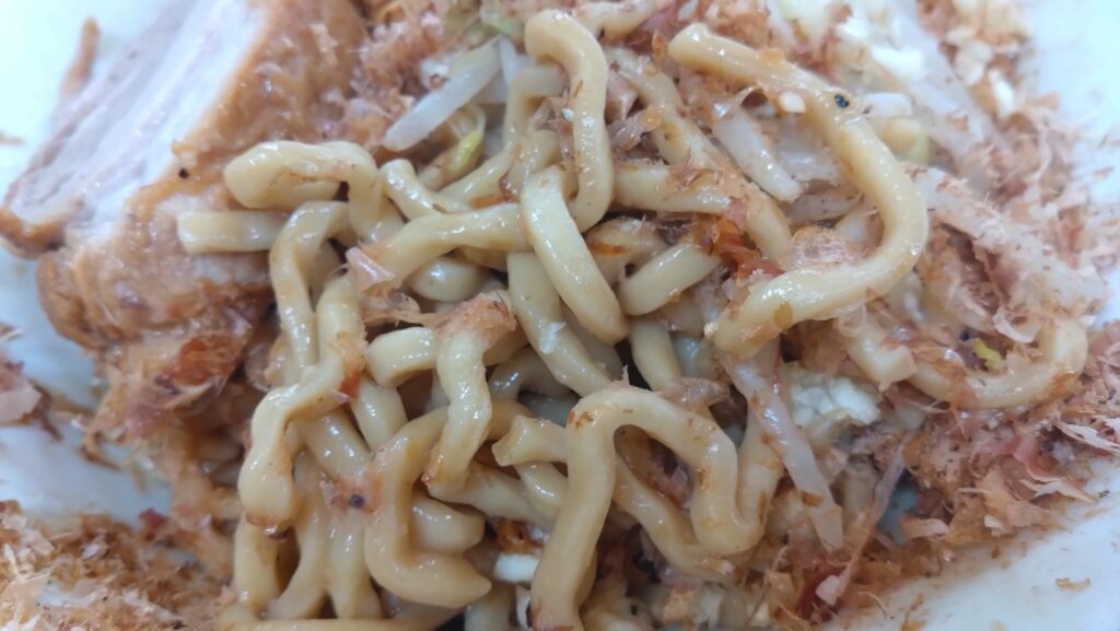 まぜそばの麺のアップの画像