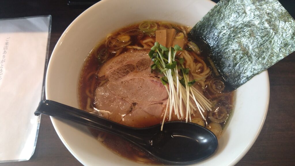 麺やまる喜の醤油ラーメンの丼顔