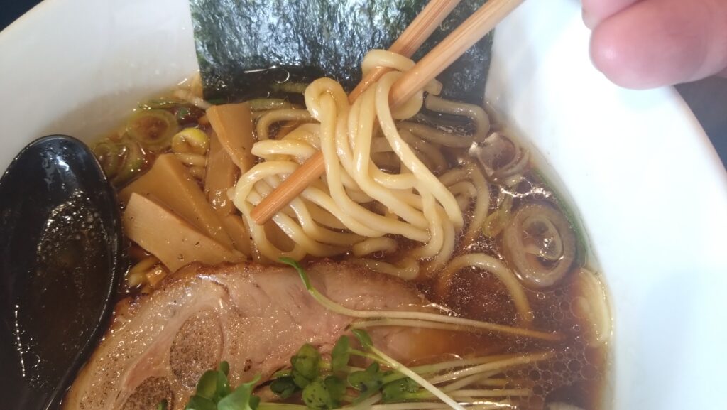 麺やまる喜の鞘腫らーめんの麺アップ